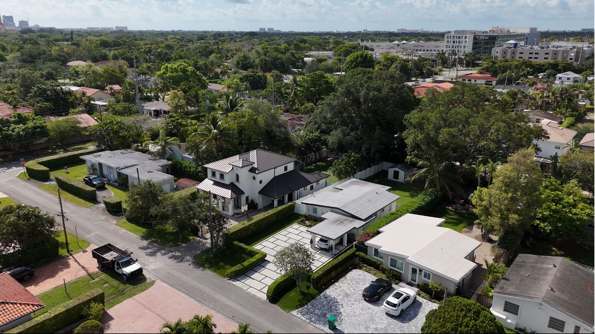 Vista aérea de construcción nueva de dos plantas junto a ranchos originales en el código postal 33155 de Miami