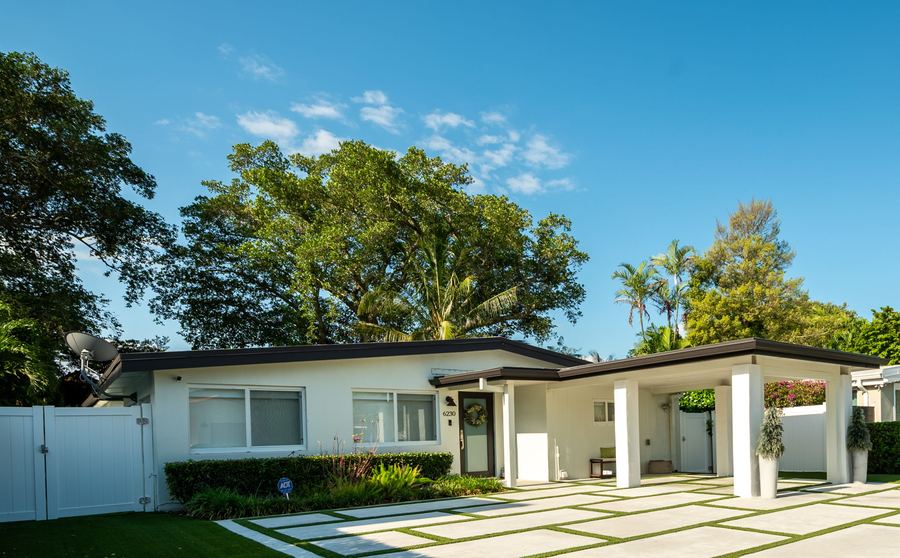 Fachada de la casa en 6230 SW 27th Street en Schenley Park, Miami, FL 33155, listada y vendida por Berenice Elguezabal