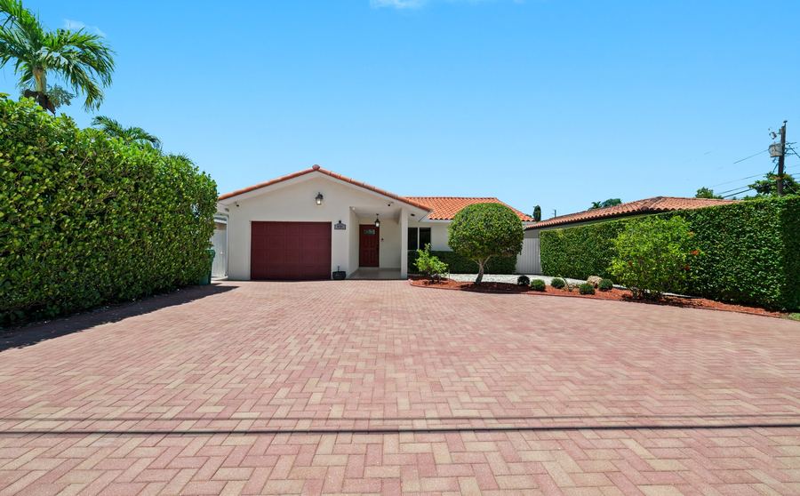 Fachada de la casa en 6231 SW 27th Street en Schenley Park, Miami, FL 33155, listada y vendida por Berenice Elguezabal