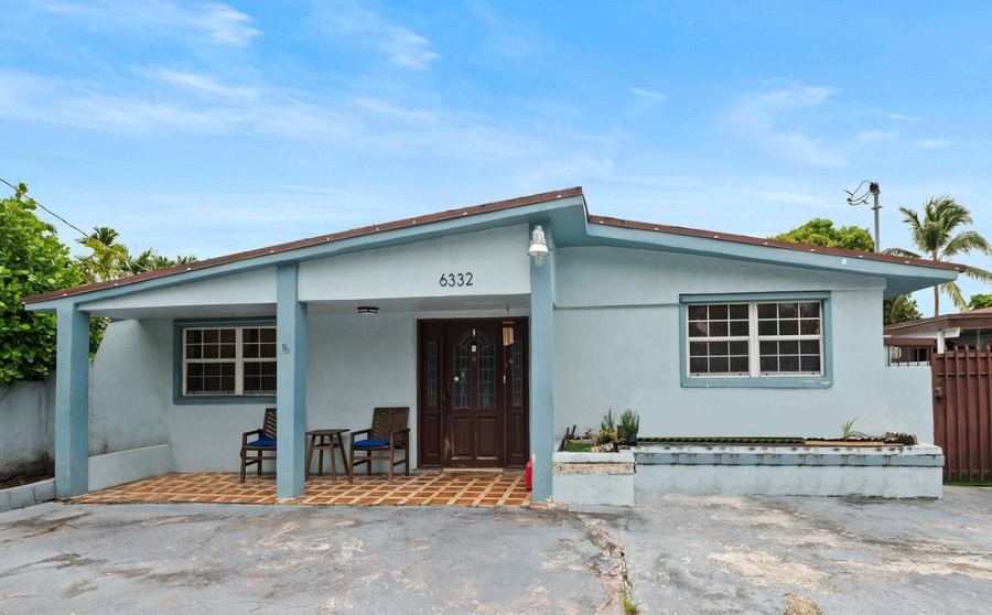 Fachada de la casa en 6332 SW 28th Street en Schenley Park, Miami, FL 33155, listada y vendida por Berenice Elguezabal