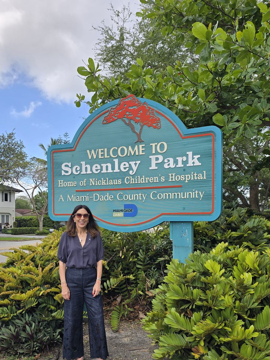 Berenice Elguezabal, realtor en Coral Gables, junto al letrero de bienvenida de Schenley Park en Miami, FL 33155